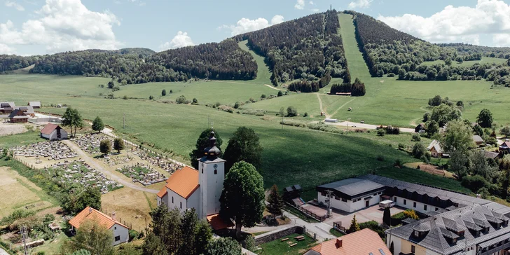 Čarokrásný pobyt ve světoznámé obci Čičmany na Slovensku: túry a úchvatná lidová architektura