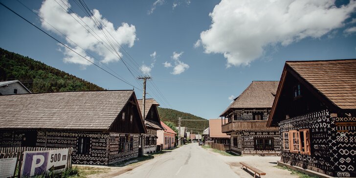 Čarokrásný pobyt ve světoznámé obci Čičmany na Slovensku: túry a úchvatná lidová architektura