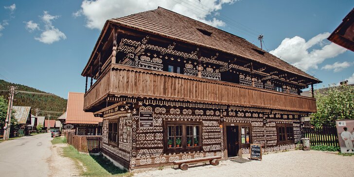 Čarokrásný pobyt ve světoznámé obci Čičmany na Slovensku: lyžování i túry a úchvatná lidová architektura