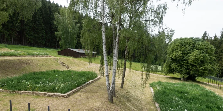 Vstup do památníku holokaustu Romů a Sintů na Moravě pro jednotlivce i rodiny