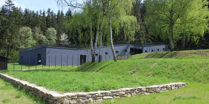 Vstup do památníku holokaustu Romů a Sintů na Moravě pro jednotlivce i rodiny