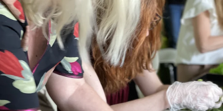 Workshop v květinářství Carmen Flora: pro děti i dospěláky, možnost letního kurzu s grilováním