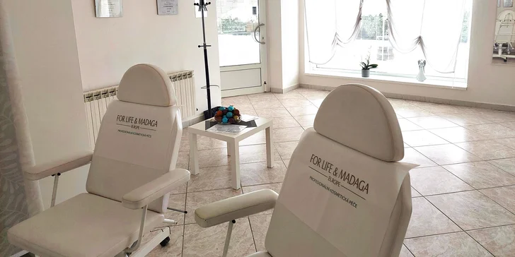 Manikúra s parafínovým zábalem či P-shine i mokrá pedikúra nebo kombo balíček