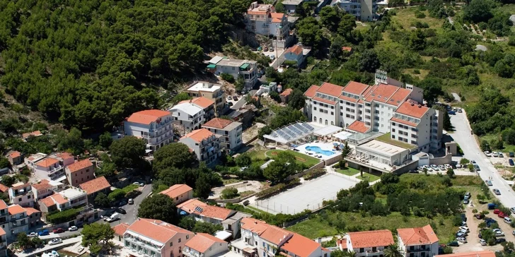 All inclusive dovolená na Makarské riviéře: autobusová doprava, animační program, 4* hotel u pláže