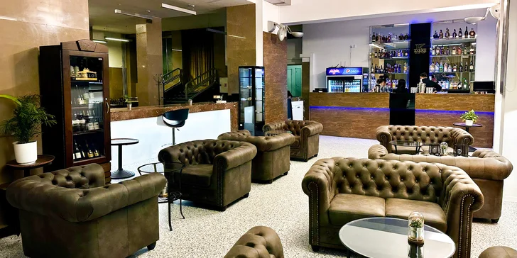 Dvě sklenky prosecca nebo celá lahev a olivy v Karma Lounge