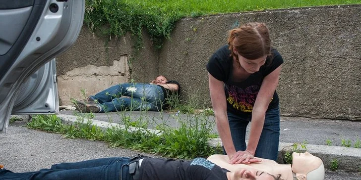 Kurz první pomoci u autonehody: naučte se, jak zachránit život