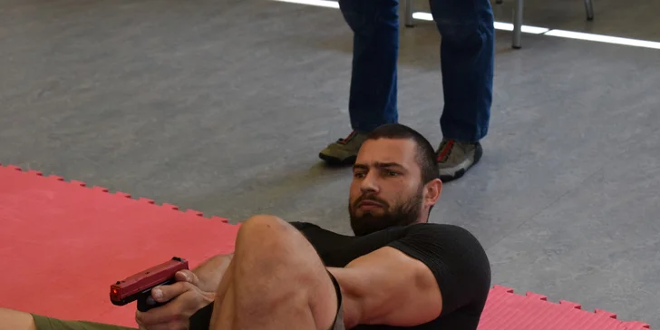 Kurzy sebeobrany: pro muže i ženy, s teleskopickým obuškem či pepřovým sprejem