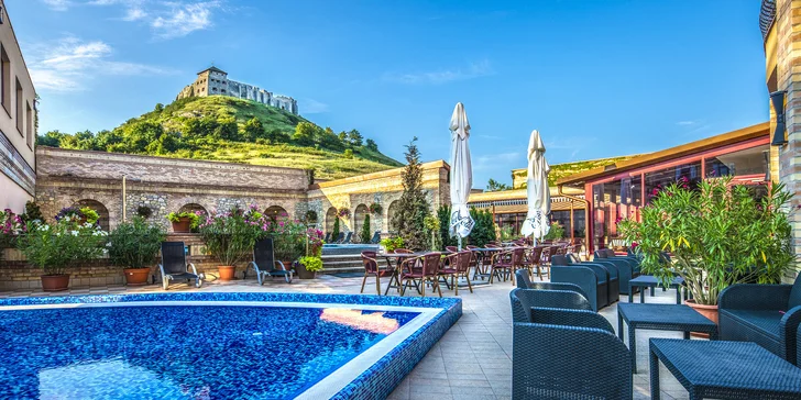 Pobyt s polopenzí, neomezeným wellness i rytířskou show s mongolskými koni v Maďarsku