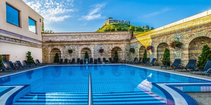 Pobyt s polopenzí, neomezeným wellness i rytířskou show s mongolskými koni v Maďarsku