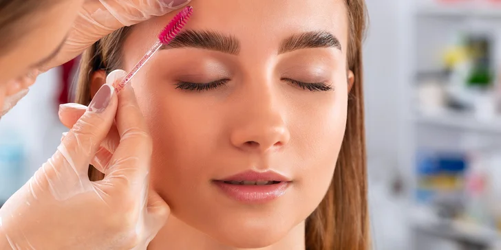 Natočení řas i fixace nepoddajného obočí: Lash lifting, laminace obočí nebo obojí