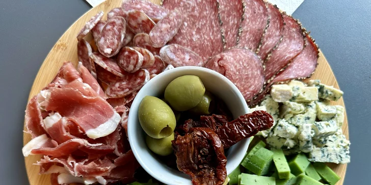 Degustační prkno pro 2-4 osoby: sýry, uzeniny, salátek, česneková bageta a červené víno k tomu