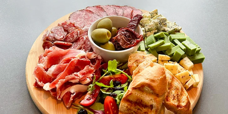 Degustační prkno pro 2-4 osoby: sýry, uzeniny, salátek, česneková bageta a červené víno k tomu