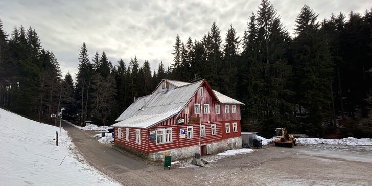 Zimní lyžovačka i jarní turistika s polopenzí v Krkonoších: nocleh a domácí strava na kraji Harrachova