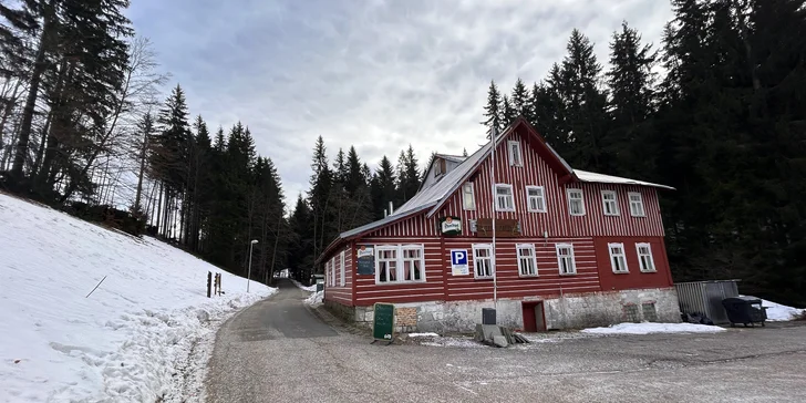Zimní lyžovačka i jarní turistika s polopenzí v Krkonoších: nocleh a domácí strava na kraji Harrachova