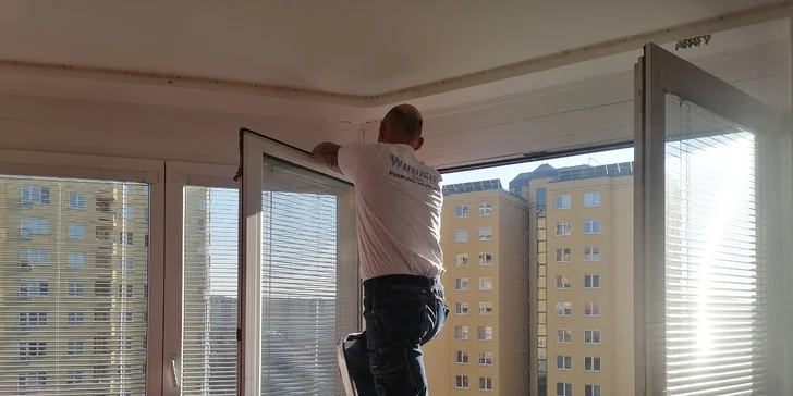 Servis plastových oken a dveří: promazání a seřízení okenních křídel, balkonových či vchodových dveří