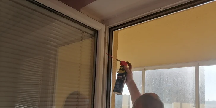 Servis plastových oken a dveří: promazání a seřízení okenních křídel, balkonových či vchodových dveří