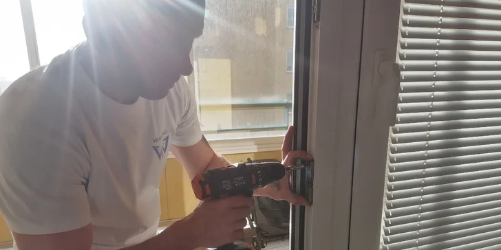 Servis plastových oken a dveří: promazání a seřízení okenních křídel, balkonových či vchodových dveří