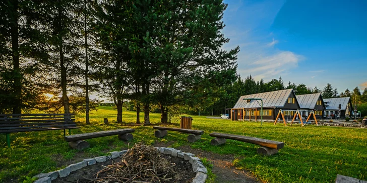 Pobyt u Nového Města na Moravě: moderní pokoj či chatka, jídlo i sauna