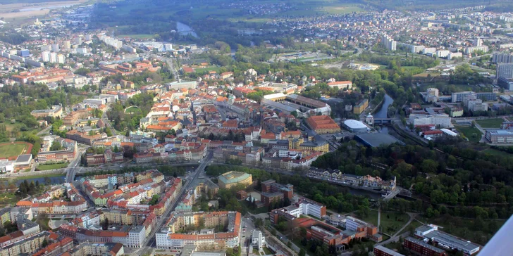 Můžete letět sami nebo až ve třech, předem si vyberete z nabízených letových tras, kde můžete vidět třeba pevnost Josefov, zámek Pardubice, Hrádek u Nechanic či Babiččino údolí.