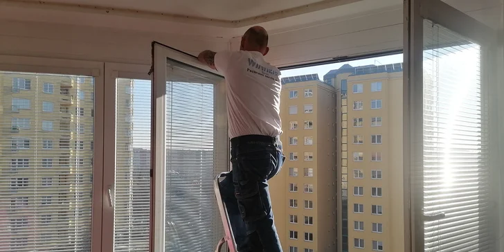 Servis plastových oken a dveří: promazání a seřízení okenních křídel, balkonových či vchodových dveří