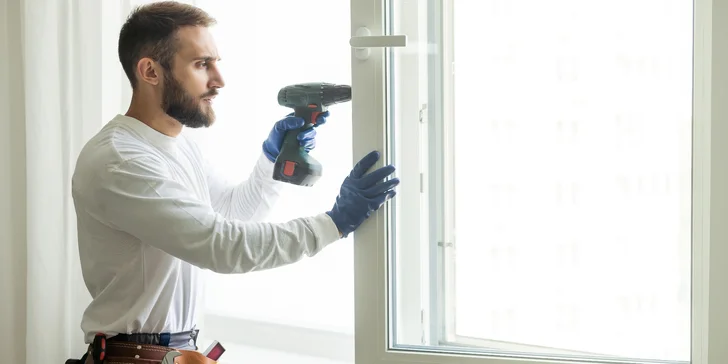 Servis plastových oken a dveří: promazání a seřízení okenních křídel, balkonových či vchodových dveří