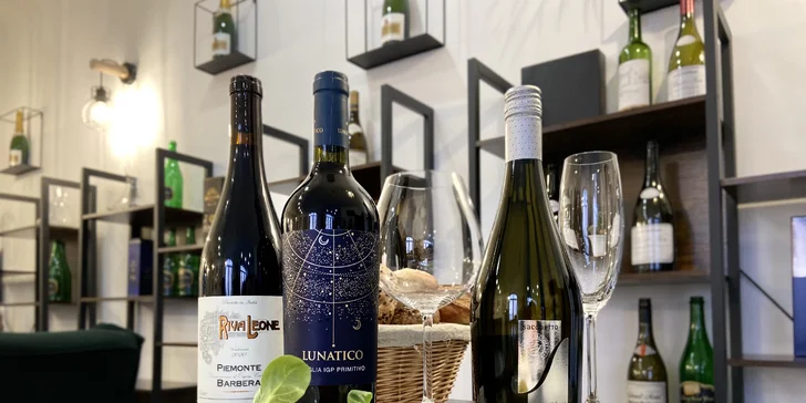 Láhev italského či francouzského vína a k tomu dobroty nebo šest míchaných drinků