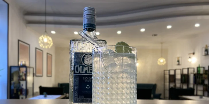 Láhev italského či francouzského vína a k tomu dobroty nebo šest míchaných drinků