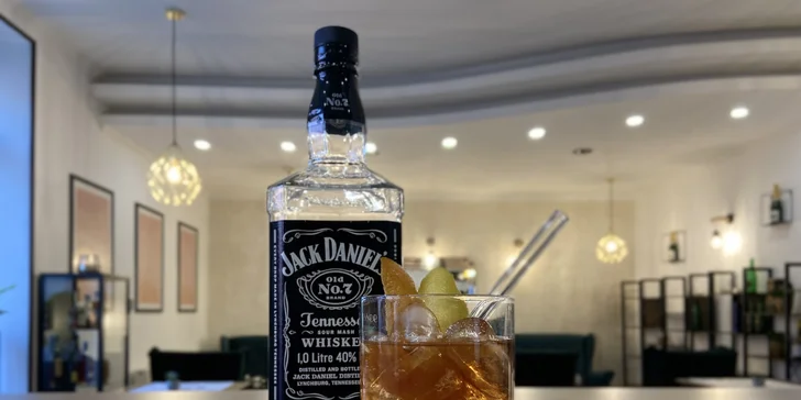 Láhev italského či francouzského vína a k tomu dobroty nebo šest míchaných drinků