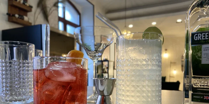 Láhev italského či francouzského vína a k tomu dobroty nebo šest míchaných drinků