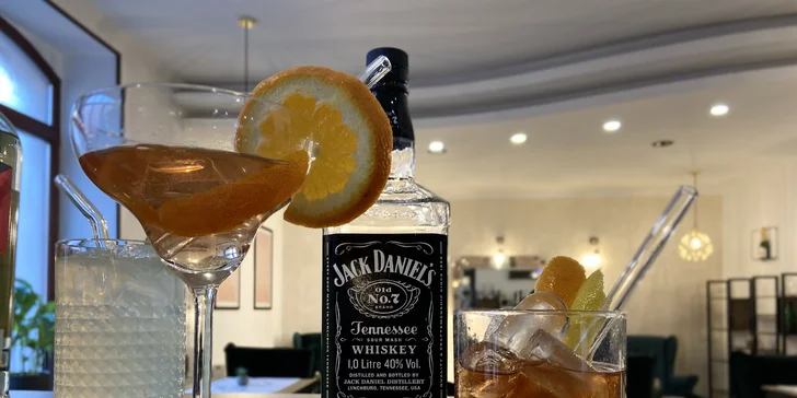 Láhev italského či francouzského vína a k tomu dobroty nebo šest míchaných drinků
