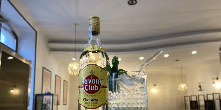 Láhev italského či francouzského vína a k tomu dobroty nebo šest míchaných drinků