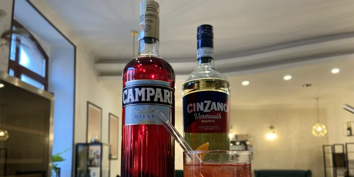 Láhev italského či francouzského vína a k tomu dobroty nebo šest míchaných drinků