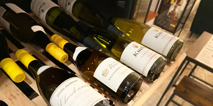 Láhev italského či francouzského vína a k tomu dobroty nebo šest míchaných drinků