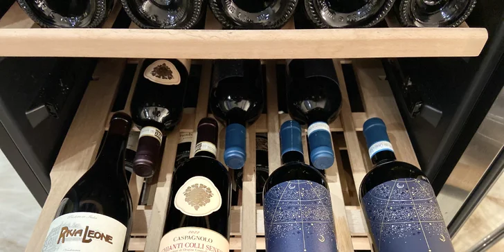 Láhev italského či francouzského vína a k tomu dobroty nebo šest míchaných drinků