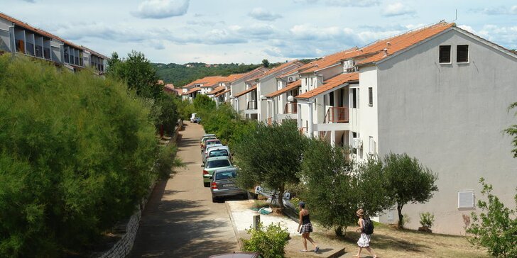 Dovolená na chorvatské Istrii: apartmány jen 150 m od moře, v okolí minigolf, stolní tenis i basket