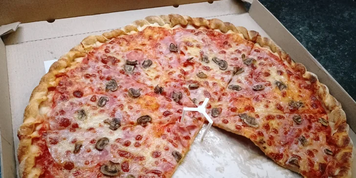 Jedna či dvě velké pizzy o průměru 40 cm: hawai, carbonara, diavola i quattro formaggi