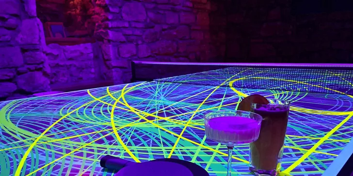 Ping-pong s UV barvami či shuffleboard až pro 6 hráčů a sleva na drinky