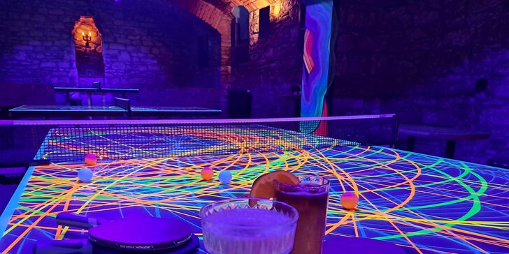 Ping-pong s UV barvami či shuffleboard až pro 6 hráčů a sleva na drinky