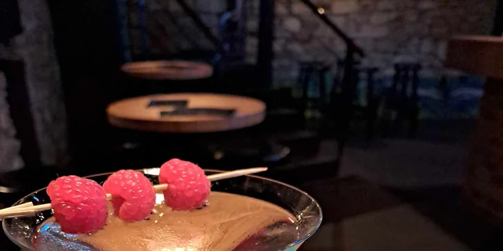 Ping-pong s UV barvami či shuffleboard včetně drinků až pro 6 hráčů