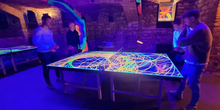 Ping-pong s UV barvami či shuffleboard až pro 6 hráčů a sleva na drinky