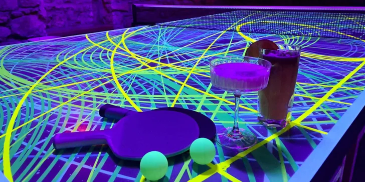 Ping-pong s UV barvami či shuffleboard včetně drinků až pro 6 hráčů