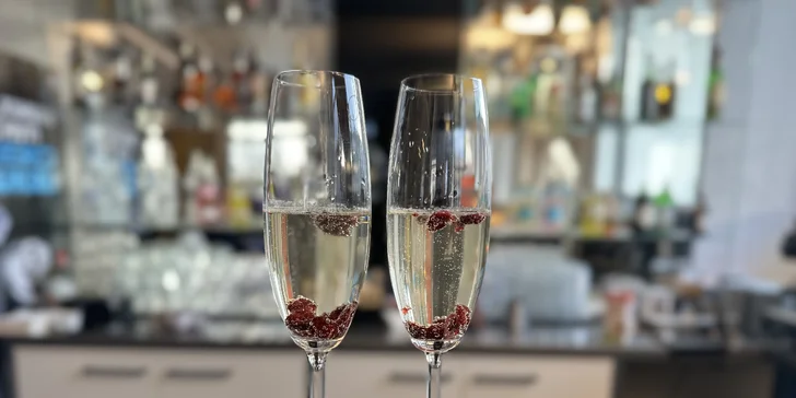 Dvě sklenky prosecca nebo celá lahev a olivy v Karma Lounge
