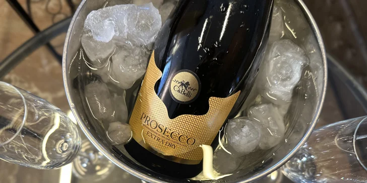 Dvě sklenky prosecca nebo celá lahev a olivy v Karma Lounge