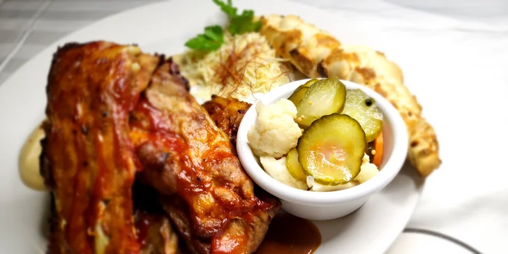 Black Angus burger s hranolky nebo BBQ žebra s pivním rohlíkem v restauraci Plaudit