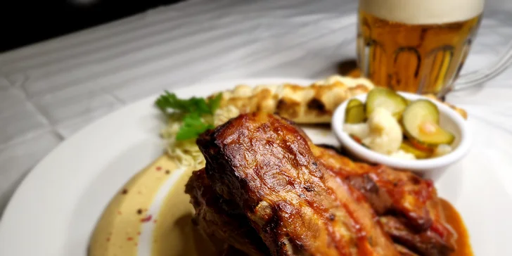 Black Angus burger s hranolky nebo BBQ žebra s pivním rohlíkem v restauraci Plaudit