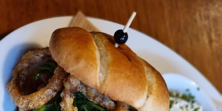 Black Angus burger s hranolky nebo BBQ žebra s pivním rohlíkem v restauraci Plaudit