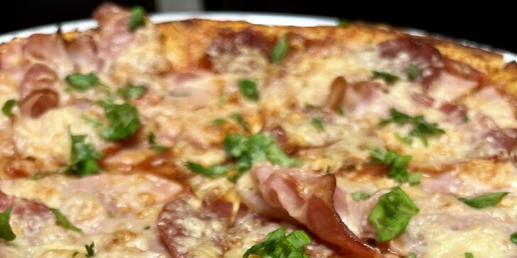 Jedna nebo dvě pizzy podle výběru z 10 druhů: žampionová, tvarůžková, s kuřecím masem ad.