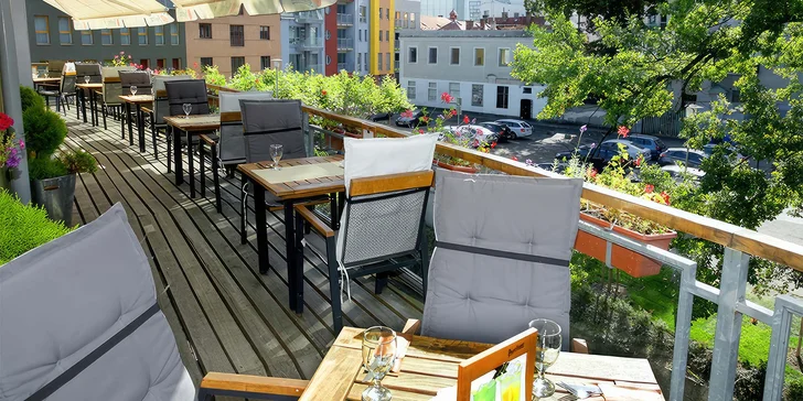 Black Angus burger s hranolky nebo BBQ žebra s pivním rohlíkem v restauraci Plaudit