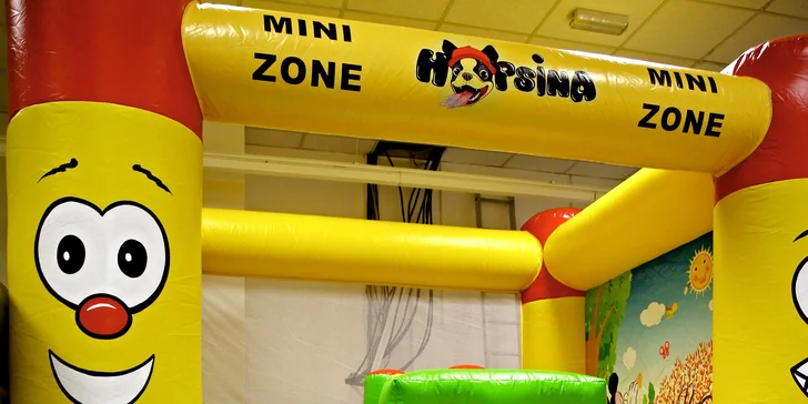 Řádění v nafukovacím parku pro malé i velké: monster slide, překážkové dráhy a další atrakce