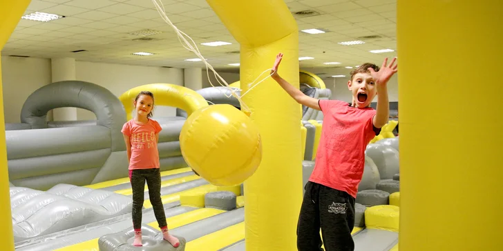 Řádění v nafukovacím parku pro malé i velké: monster slide, překážkové dráhy a další atrakce